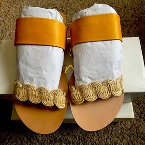 Lulus women flat sandals size 10.